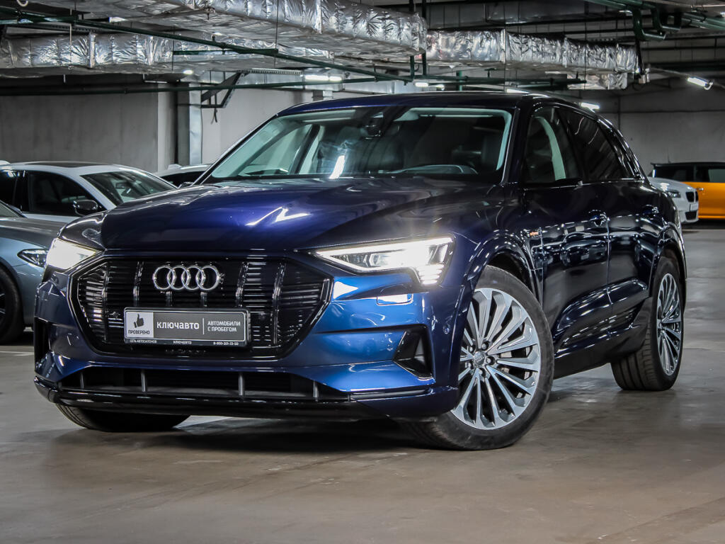 Синий Audi e-tron 2020 года с пробегом