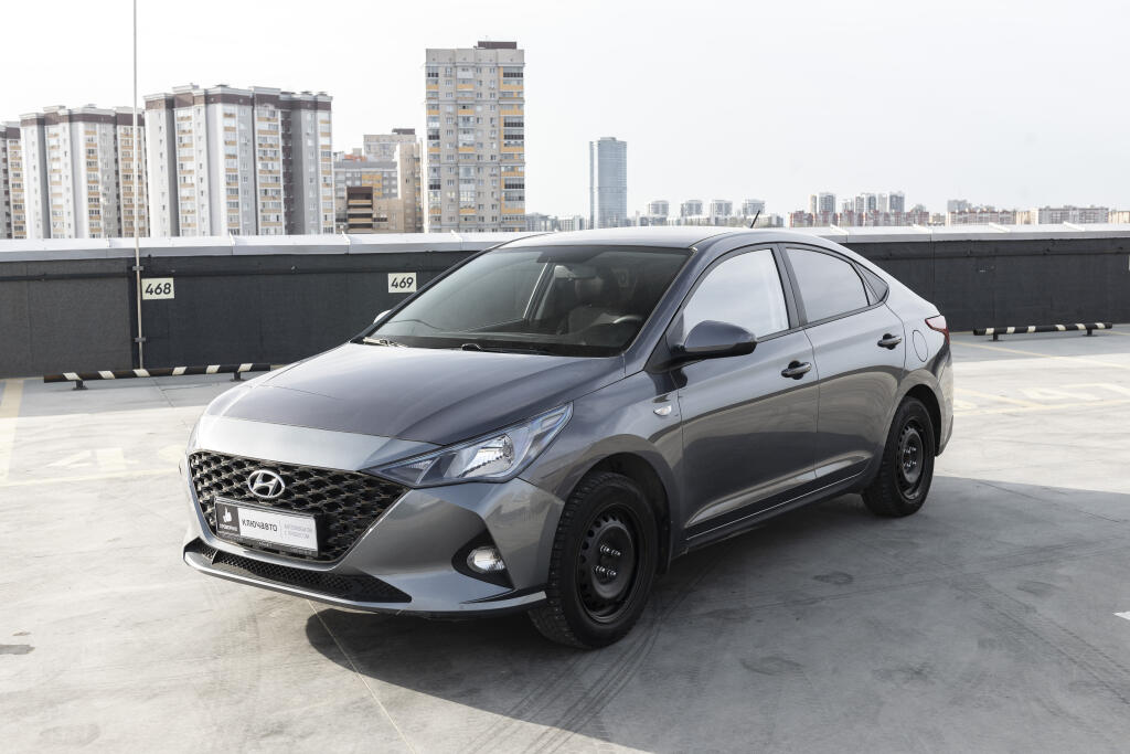 Серый Hyundai Solaris 2021 года с пробегом