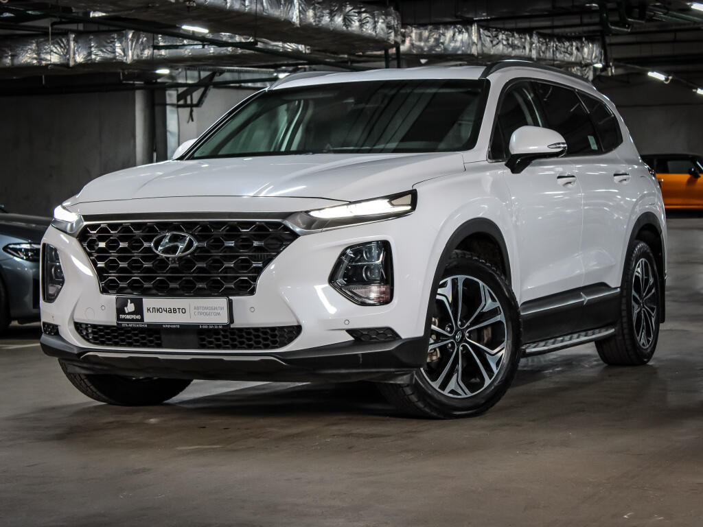 Белый Hyundai Santa Fe 2018 года с пробегом