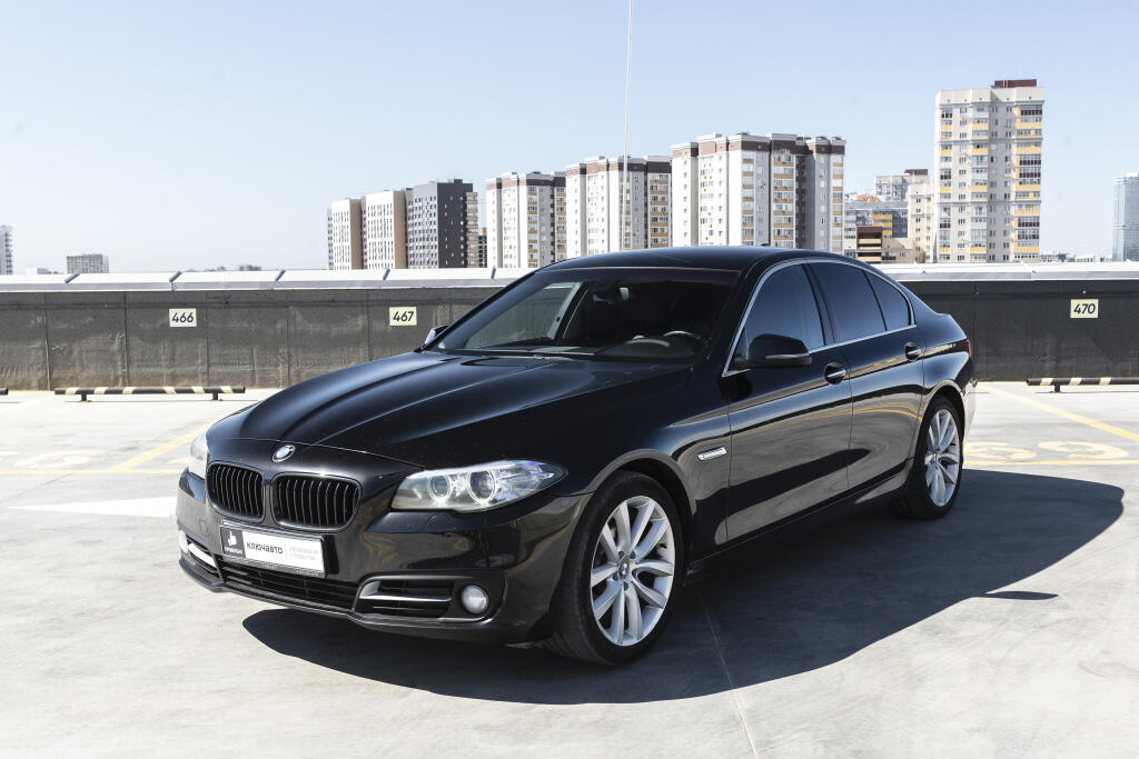 Черный BMW 5 серия 2014 года с пробегом