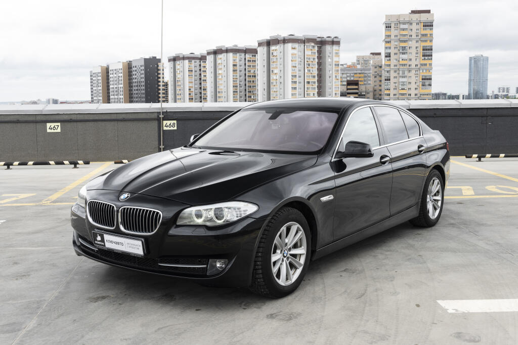 Черный BMW 5 серия 2013 года с пробегом
