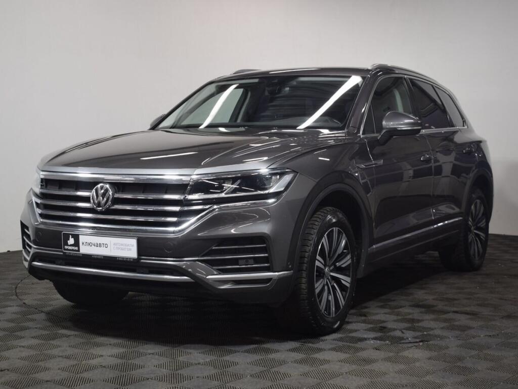 Серый Volkswagen Touareg 2019 года с пробегом