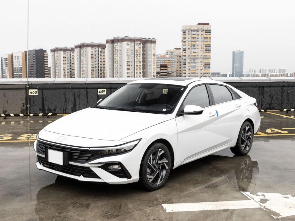 Белый Hyundai Elantra 2023 года с пробегом