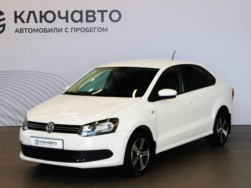 Белый Volkswagen Polo 2013 года с пробегом
