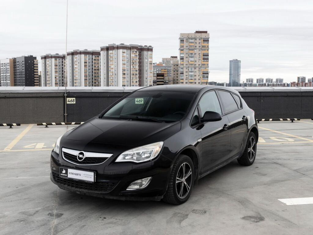 Черный Opel Astra 2011 года с пробегом
