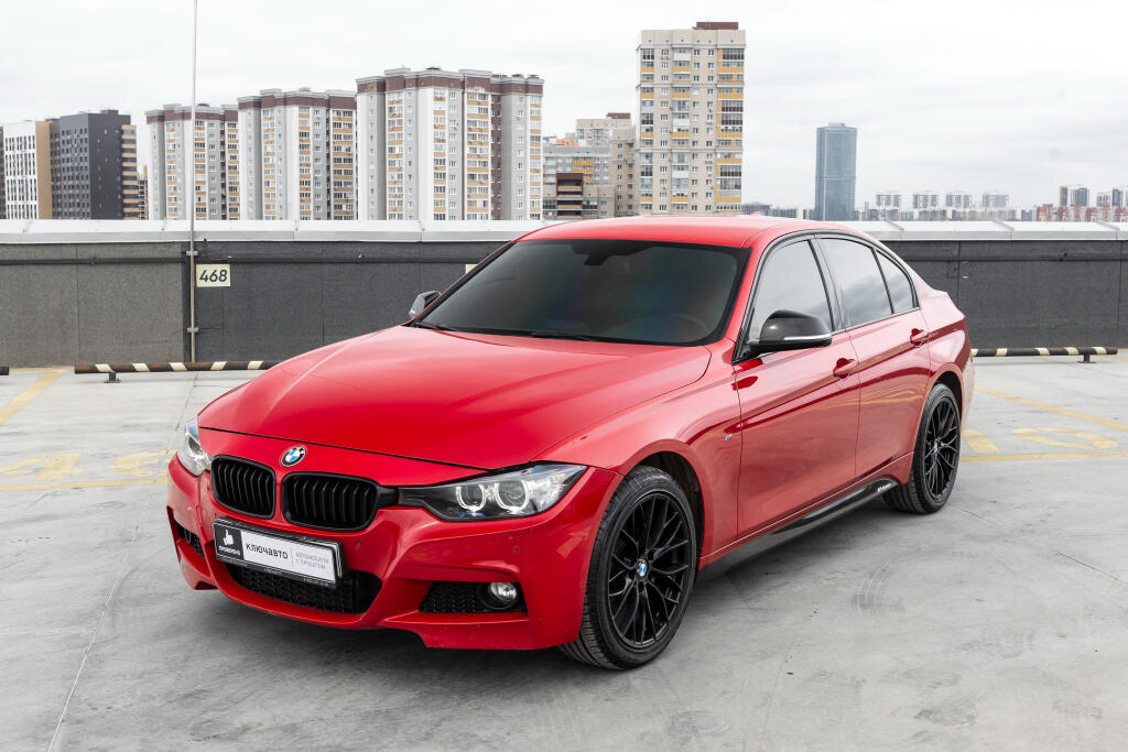 Красный BMW 3 серия 2014 года с пробегом