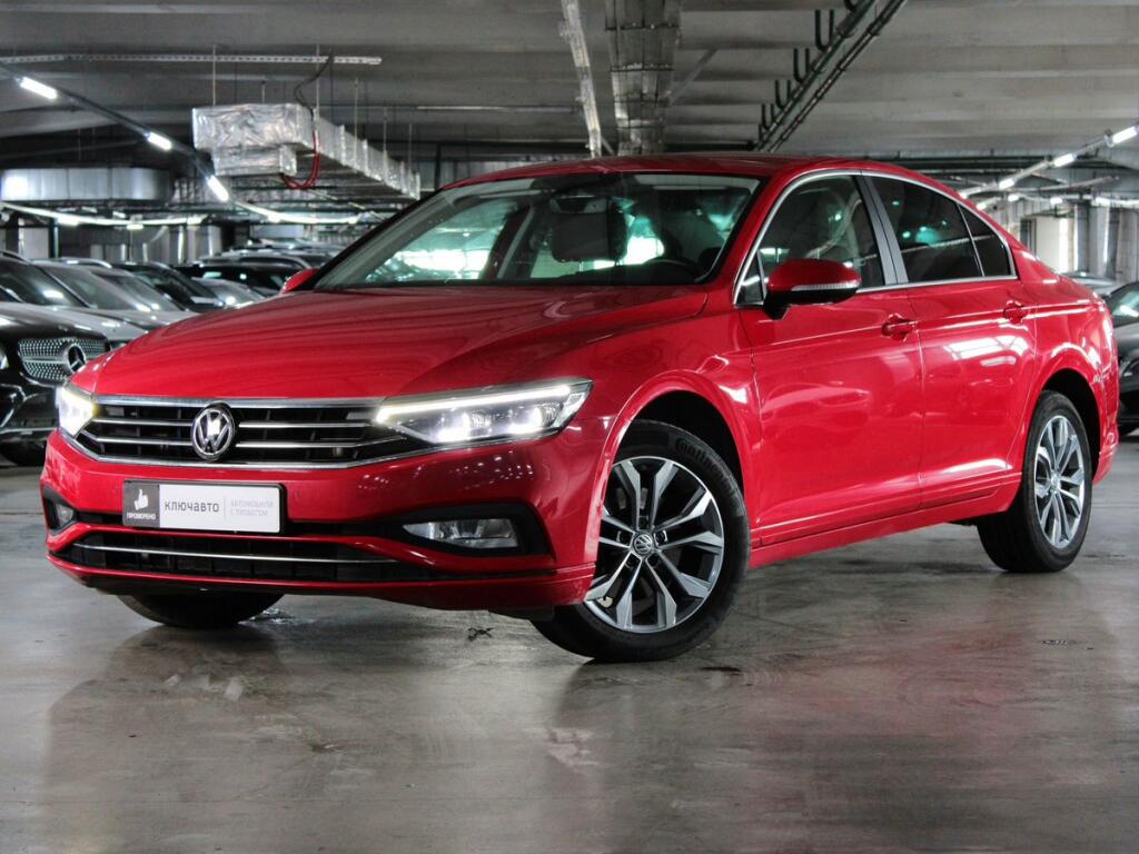 Красный Volkswagen Passat 2020 года с пробегом