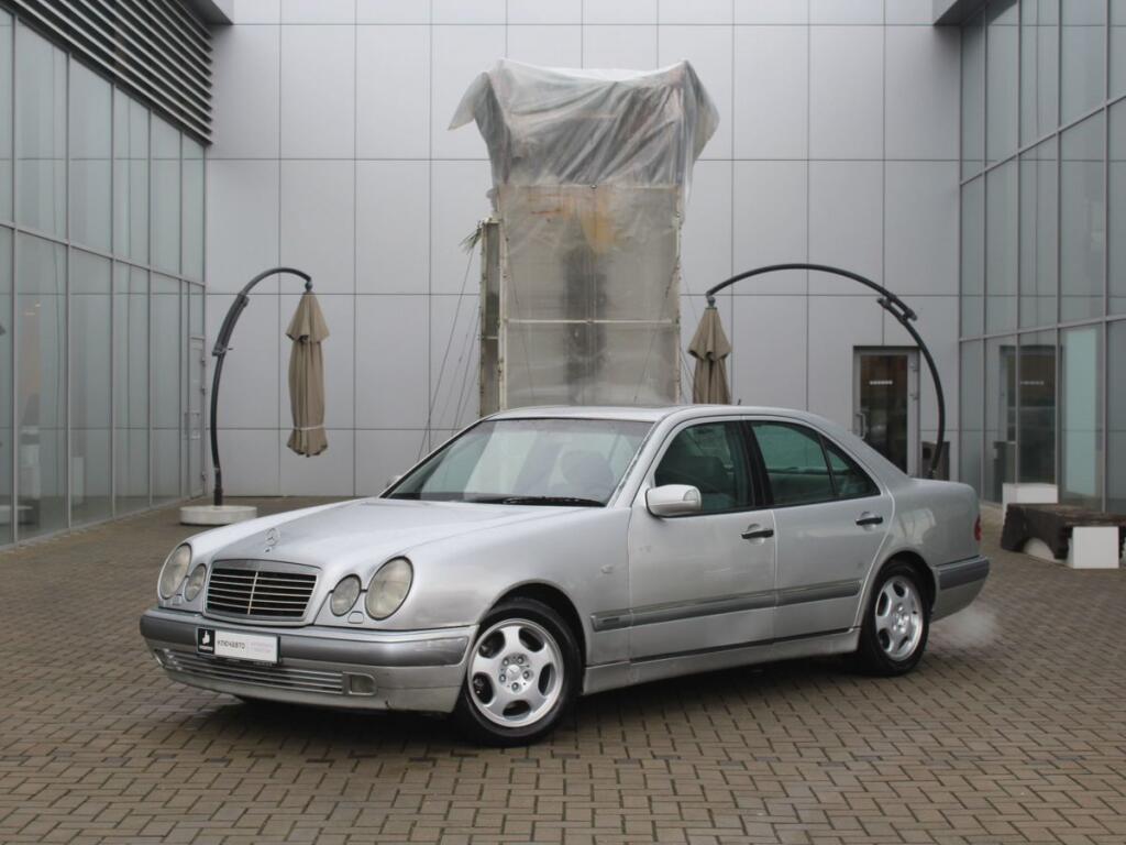 Серый Mercedes-Benz E-Класс 1999 года с пробегом
