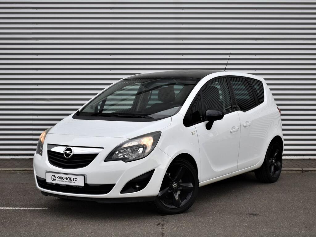Белый Opel Meriva 2013 года с пробегом