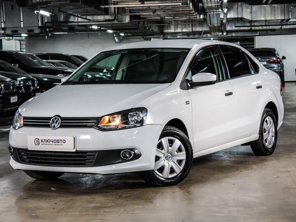 Белый Volkswagen Polo 2015 года с пробегом