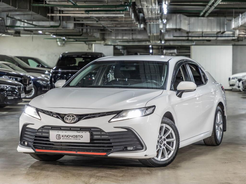 Белый Toyota Camry 2021 года с пробегом