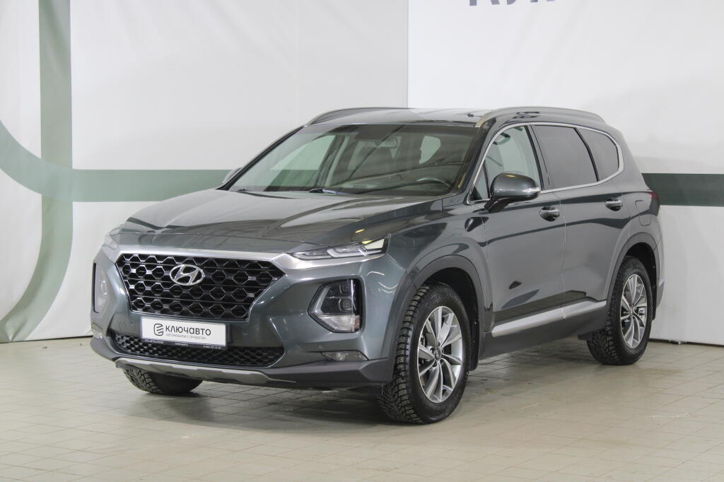Серый Hyundai Santa Fe 2018 года с пробегом