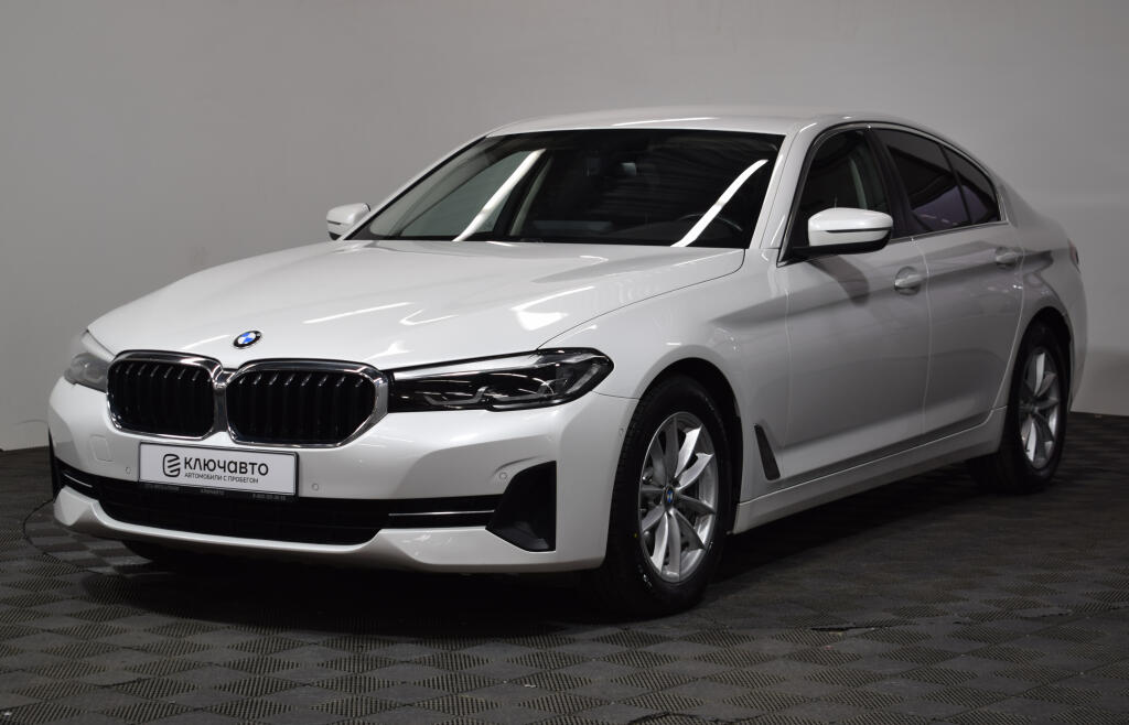 Белый BMW 5 серия 2021 года с пробегом