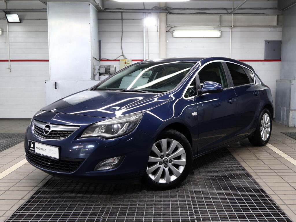 Синий Opel Astra 2011 года с пробегом