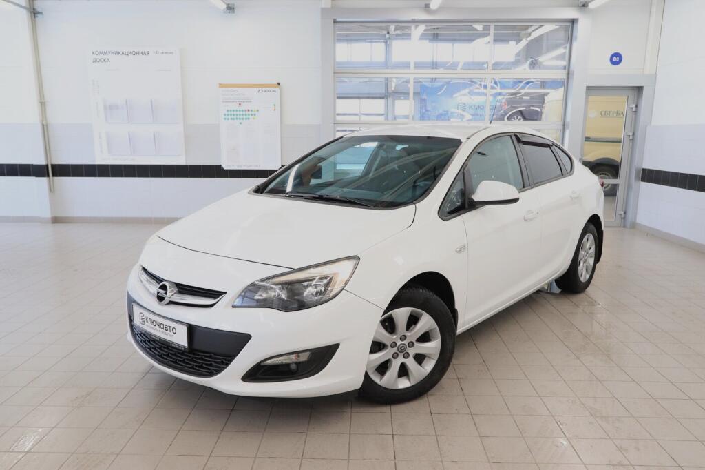 Белый Opel Astra 2014 года с пробегом