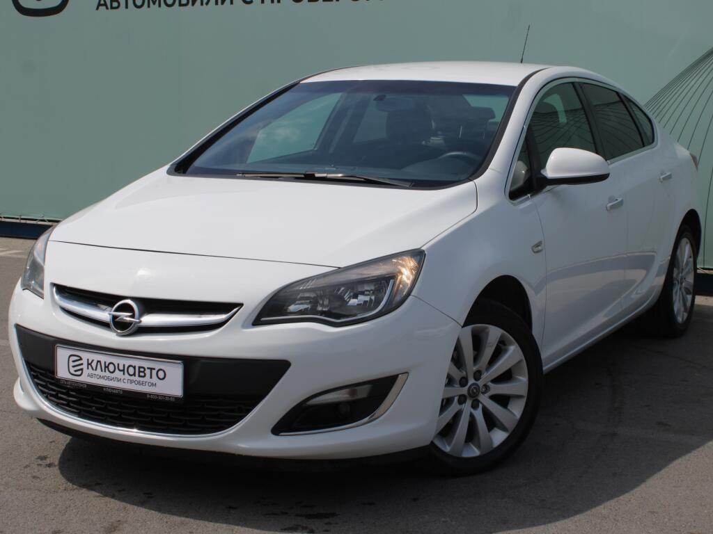 Белый Opel Astra 2013 года с пробегом