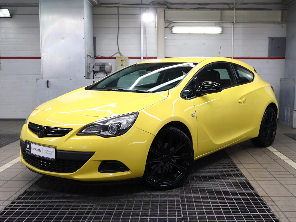 Желтый Opel Astra 2014 года с пробегом