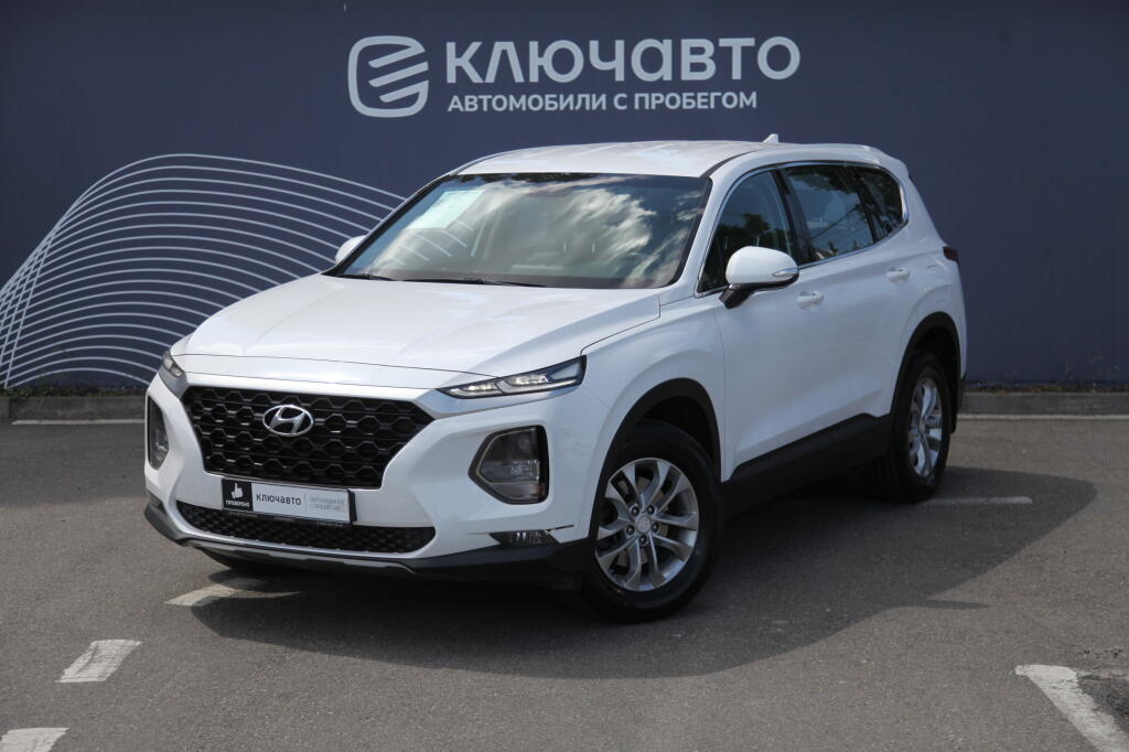 Белый Hyundai Santa Fe 2020 года с пробегом