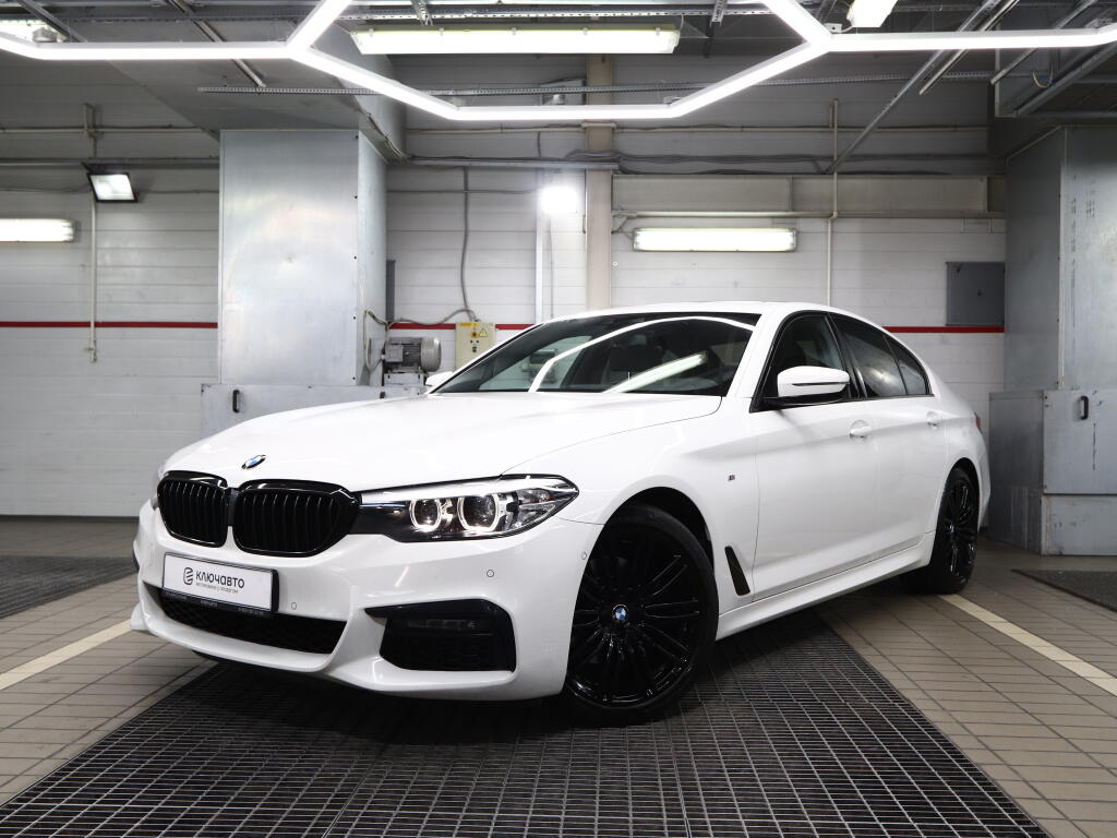 Белый BMW 5 серия 2019 года с пробегом