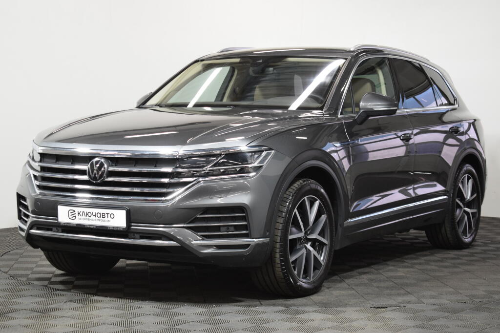 Серый Volkswagen Touareg 2022 года с пробегом