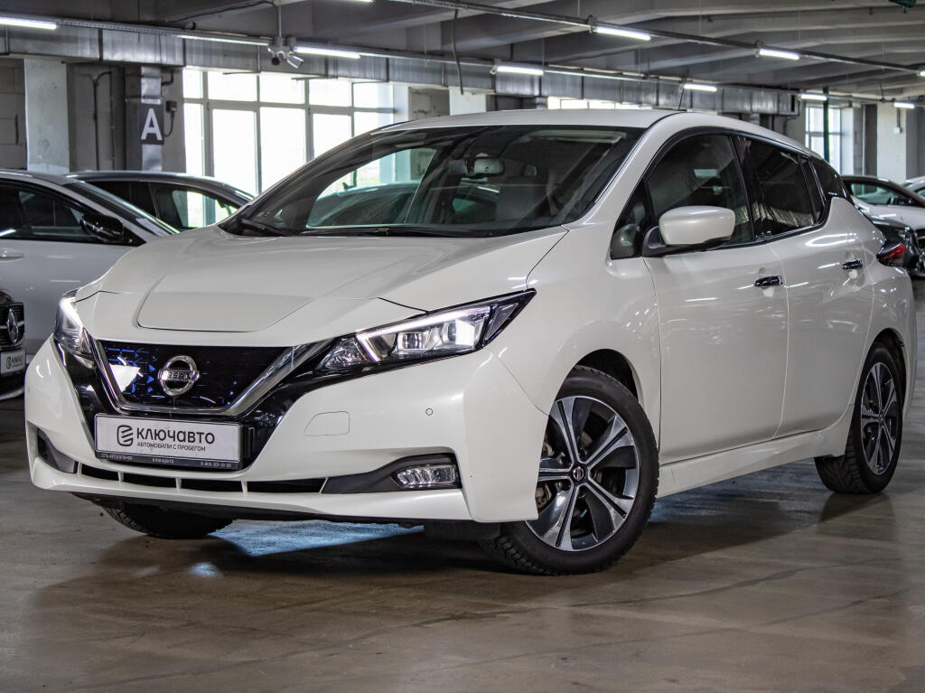 Белый Nissan Leaf 2019 года с пробегом