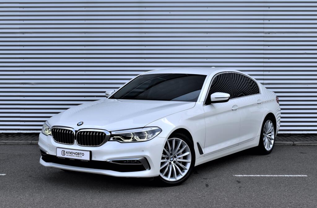 Белый BMW 5 серия 2018 года с пробегом