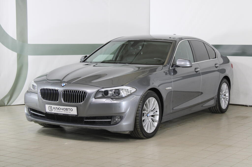 Серый BMW 5 серия 2013 года с пробегом