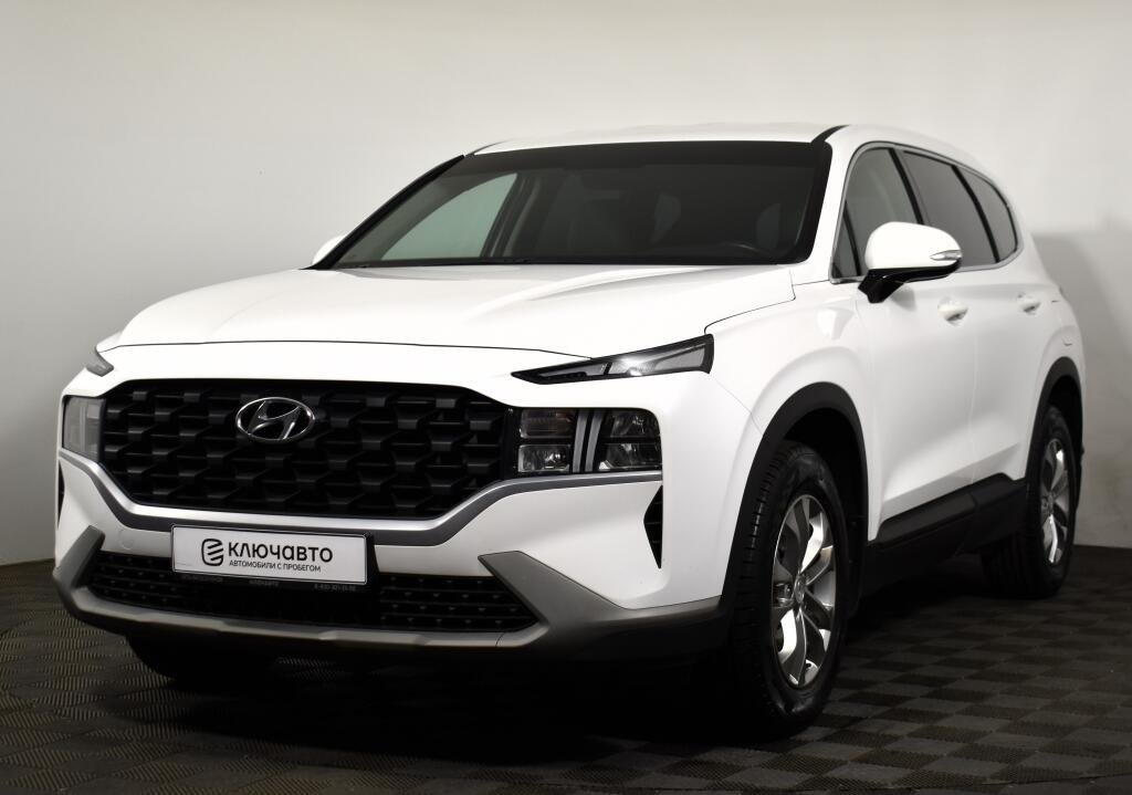 Белый Hyundai Santa Fe 2021 года с пробегом