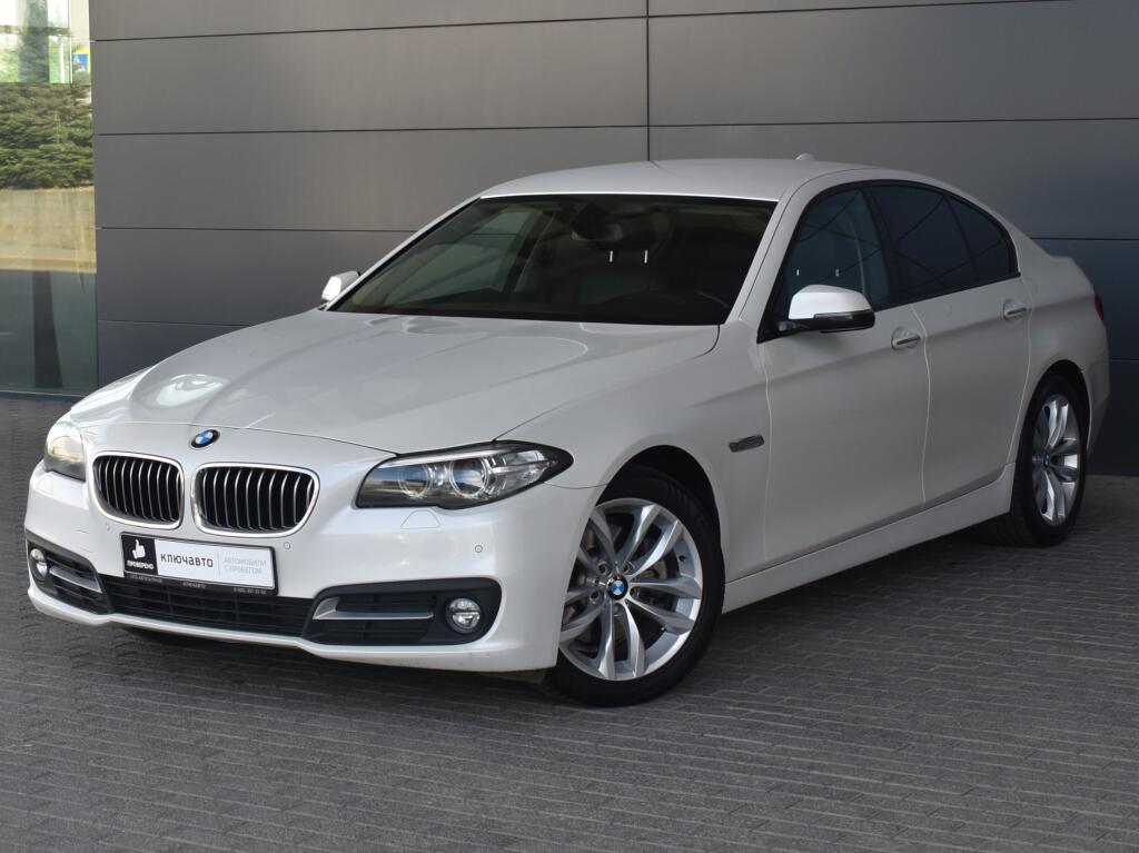 Белый BMW 5 серия 2016 года с пробегом