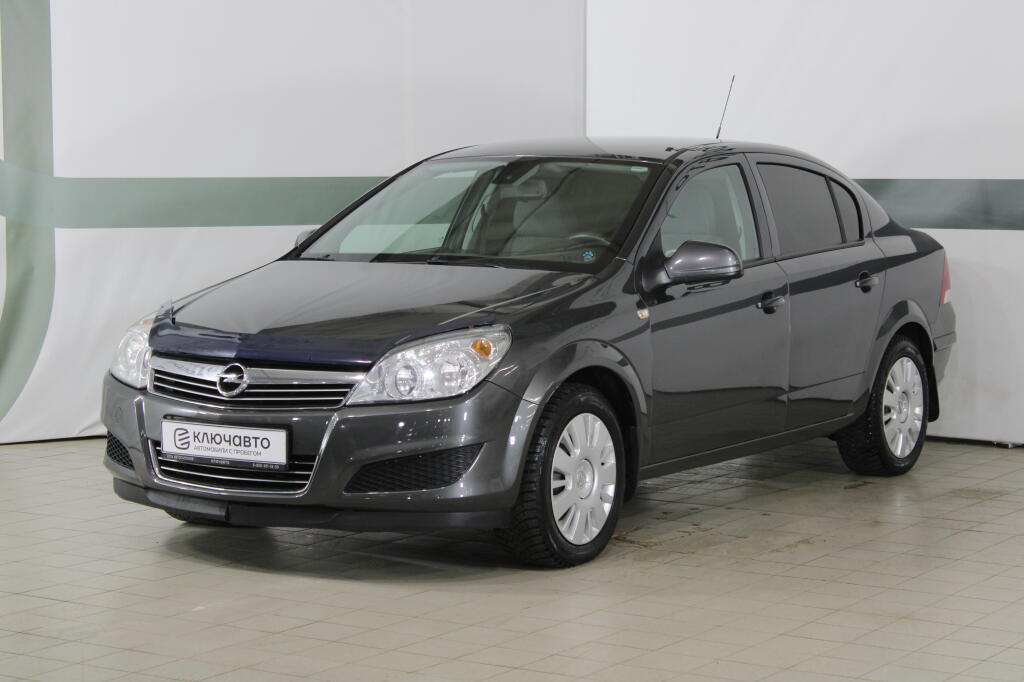 Черный Opel Astra 2012 года с пробегом