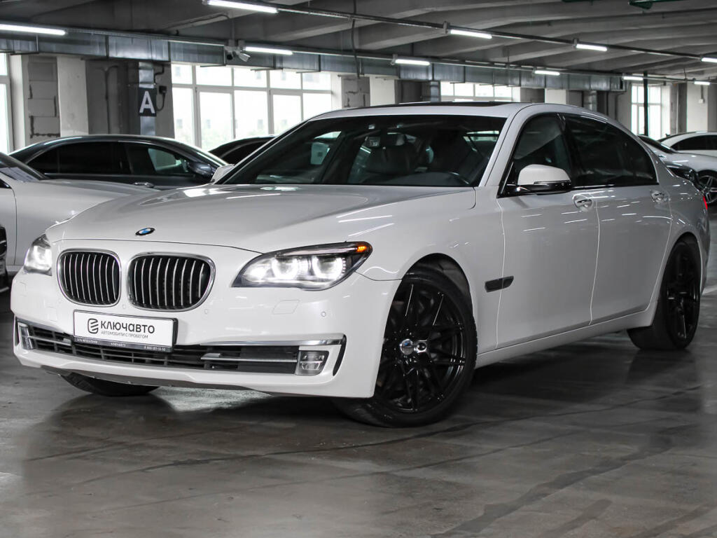 Белый BMW 7 серия 2014 года с пробегом