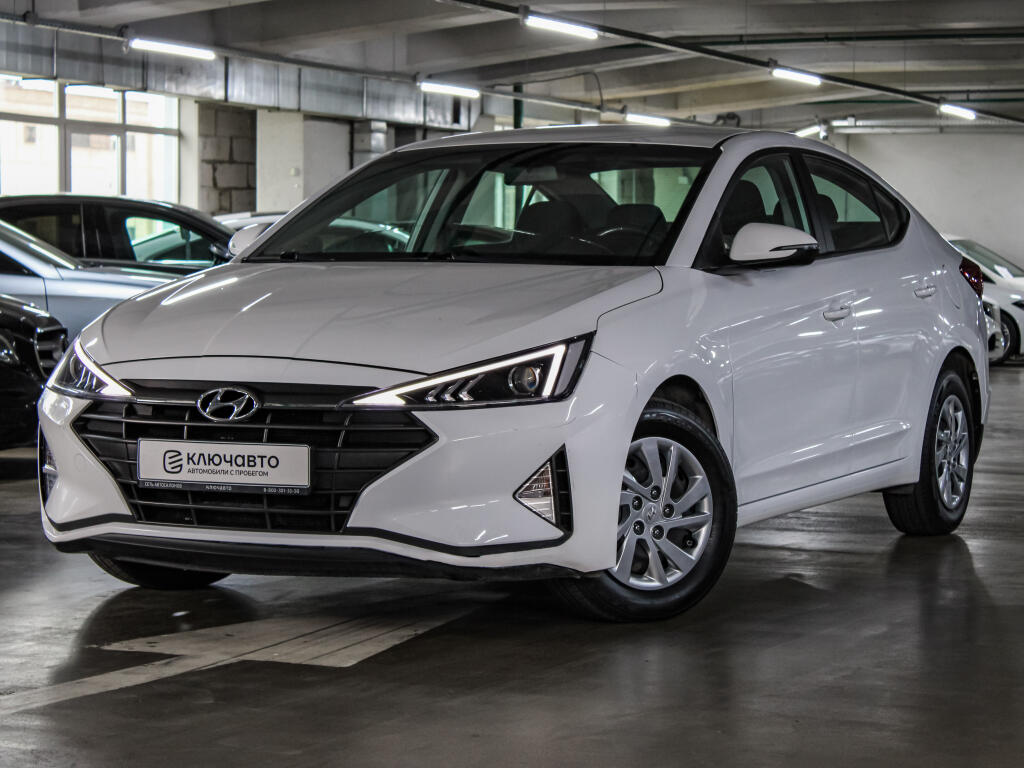 Белый Hyundai Elantra 2019 года с пробегом