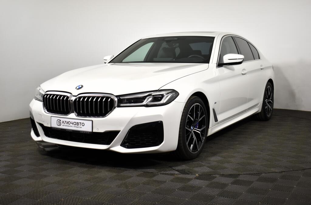 Белый BMW 5 серия 2021 года с пробегом