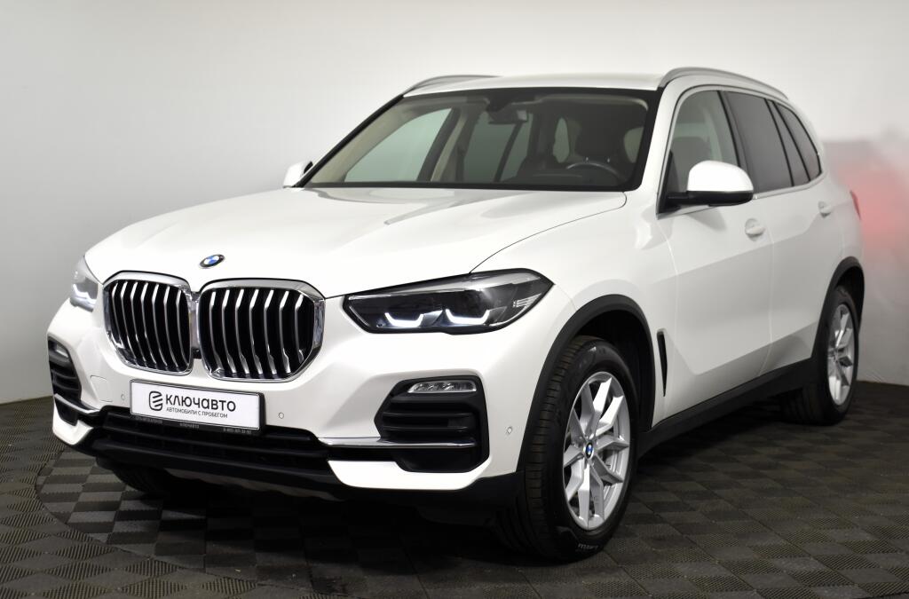 Белый BMW X5 2021 года с пробегом