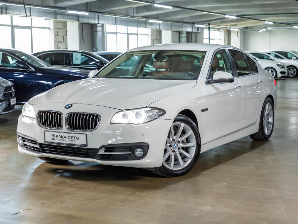 Белый BMW 5 серия 2013 года с пробегом