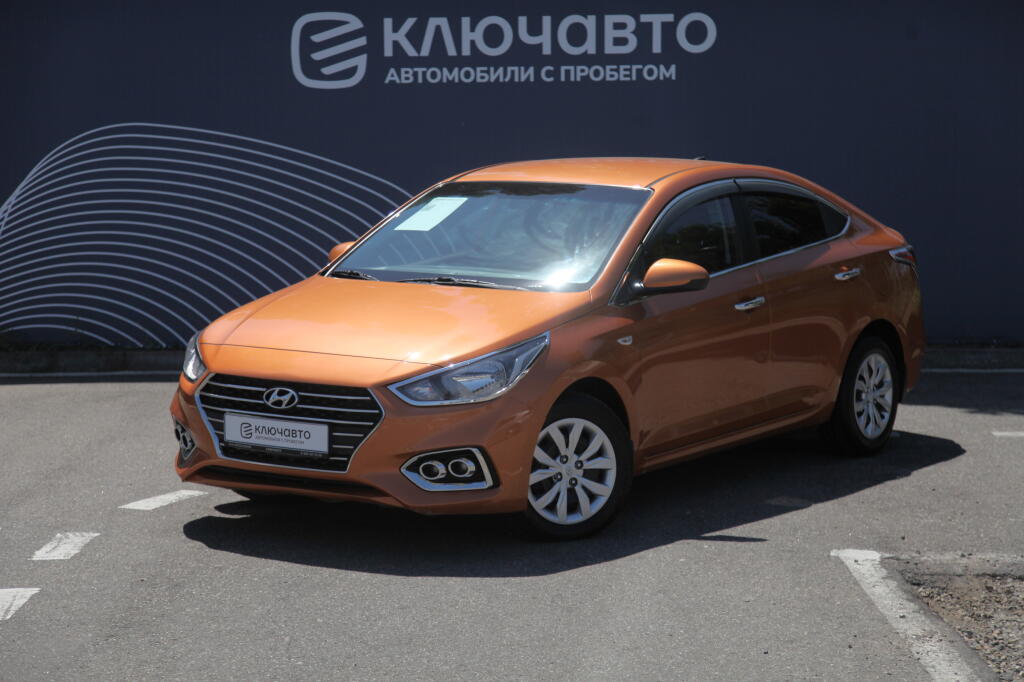 Оранжевый Hyundai Solaris 2018 года с пробегом