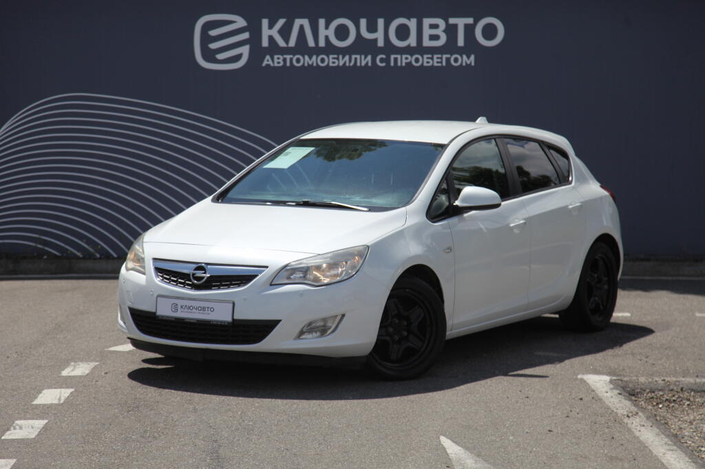 Белый Opel Astra 2011 года с пробегом