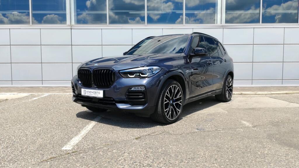 Серый BMW X5 2019 года с пробегом