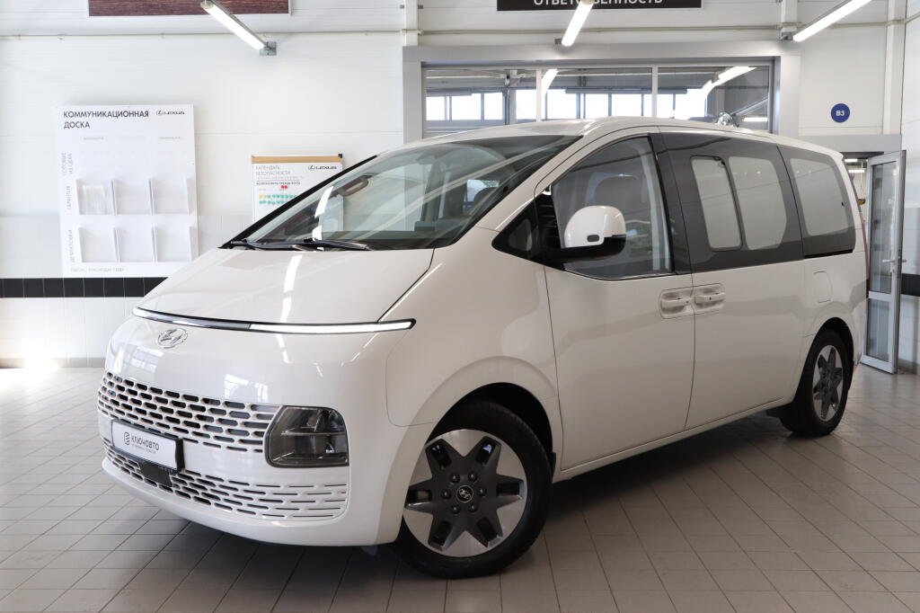 Белый Hyundai Staria 2021 года с пробегом