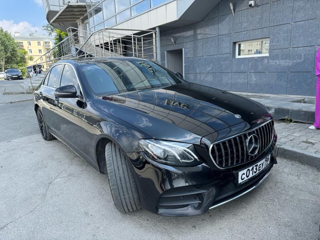 Черный Mercedes-Benz E-Класс 2020 года с пробегом